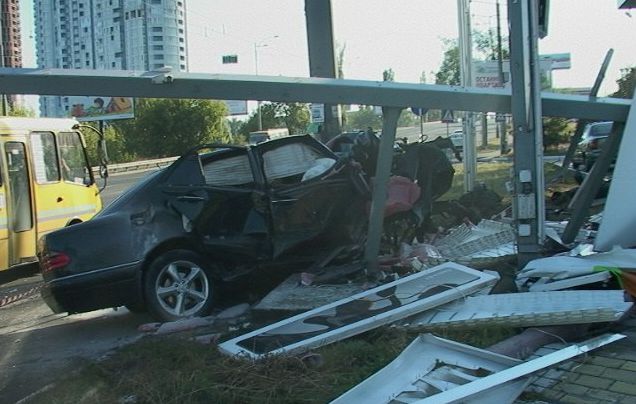 В Киеве Mercedes влетел в заправку: есть пострадавшие
