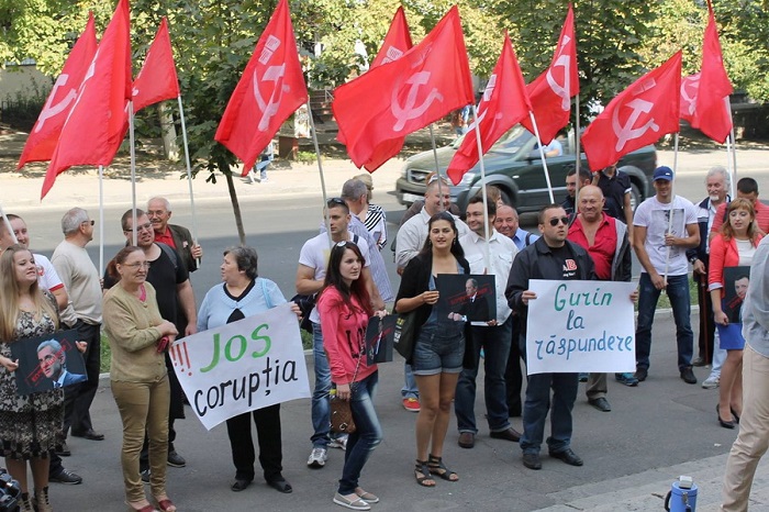 К Генпрокуратуре принесли портреты коррупционеров во власти