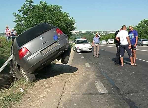 Grav accident in apropiere de Danceni: O masina s-a rasturnat intr-un sant de pe marginea carosabilului