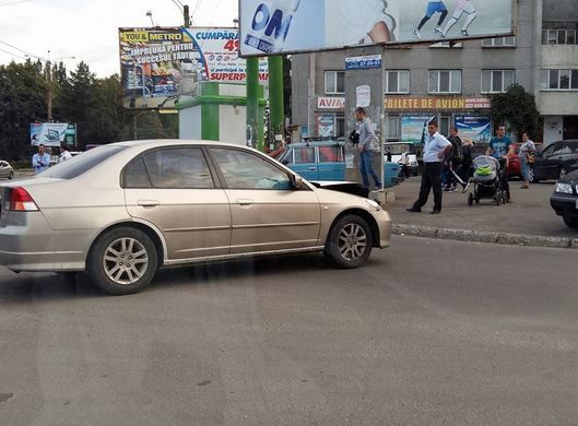 Accident pe bulevardul Decebal din capitală: Două automobile au fost grav avariate