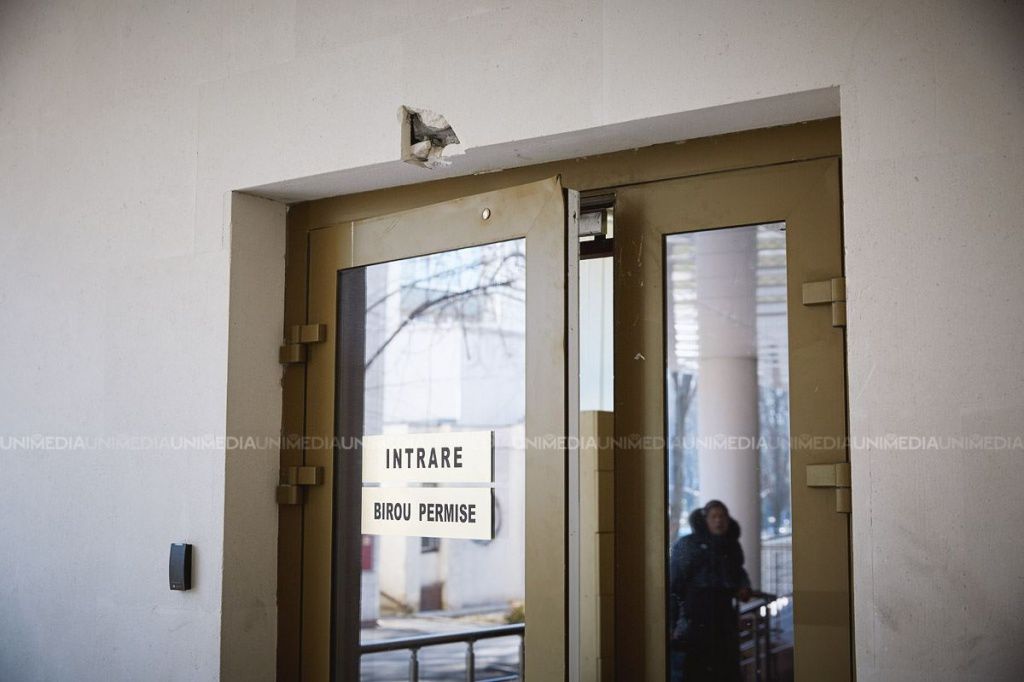В парламенте установили двери с решеткой