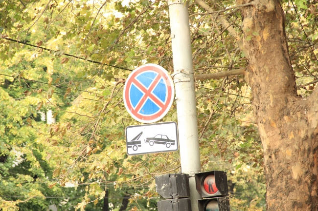 В Кишиневе эвакуируют неправильно припаркованные авто