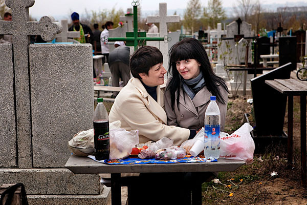 "Ланч с мёртвыми": поминовение усопших в Молдове глазами итальянца