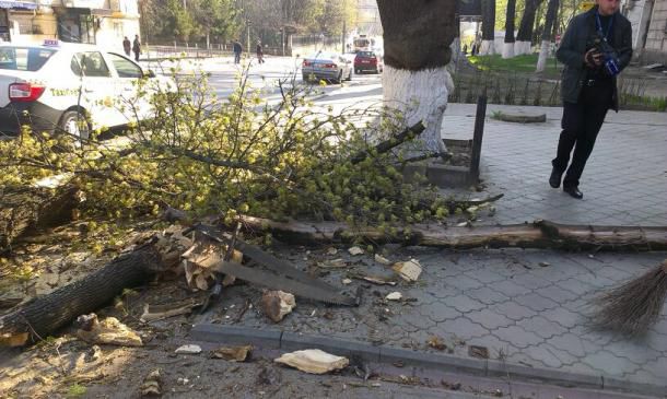 Circulaţia pe strada Vasile Lupu din capitală este blocată