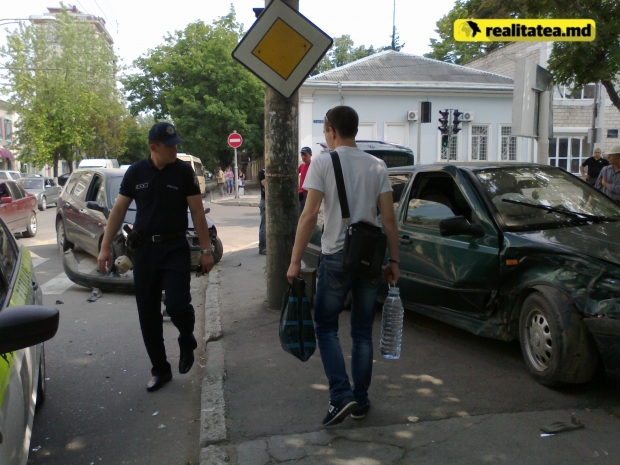 ДТП в Кишиневе: одна из машин залетела на тротуар