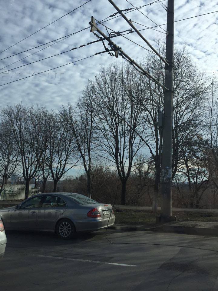 На бульваре Дачия оборванные электрические провода вызвали пробку