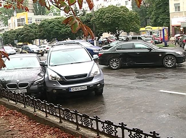 Două BMW-uri, un Volkswagen și o Honda, avariate în sectorul Râșcani
