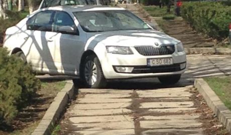 Кишинев: Машины припаркованы прямо на тротуаре