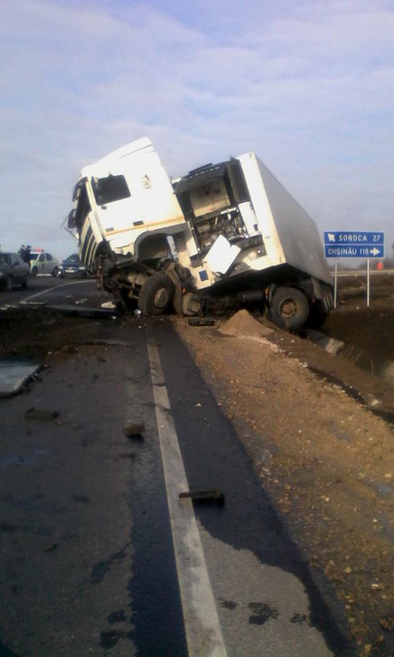 Во Флорештах большегрузная фура с яблоками очутилась в кювете