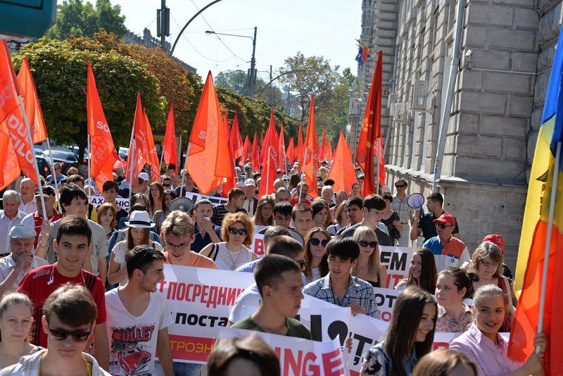 Протестующие против роста тарифов социалисты взяли в кольцо здание Правительства РМ
