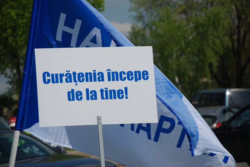 В День труда «Наша Партия» не маршировала, а убрала парк на Чеканах
