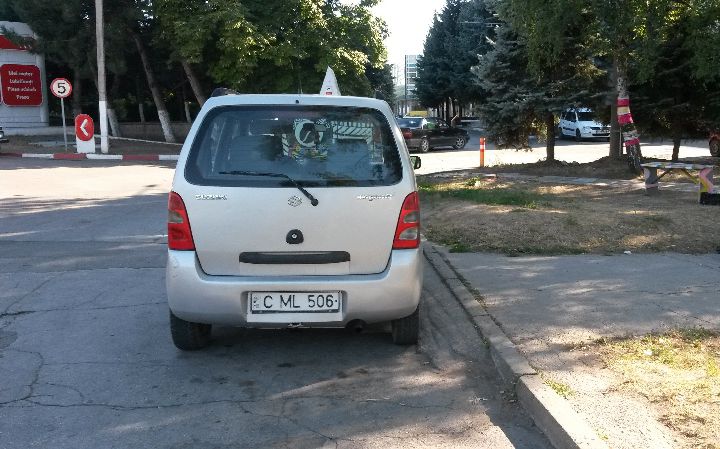 В Кишиневе водитель припарковался, создав опасность для пешеходов