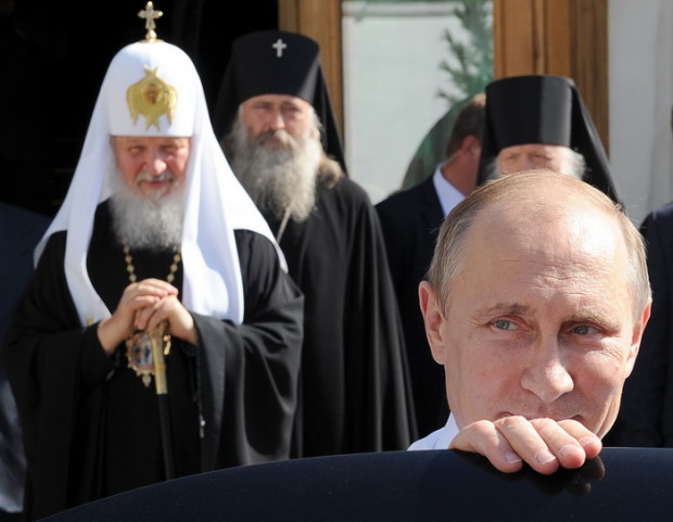 La cateva zile dupa tragedia din Ucraina, Putin s-a inchinat la biserica
