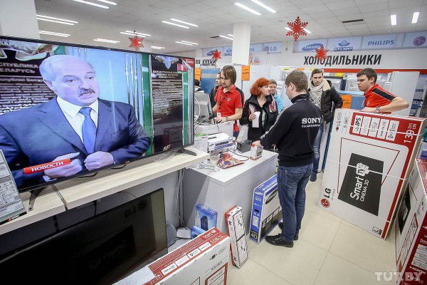 Белорусы в панике скупают технику и продукты питания