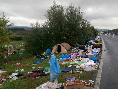 Refugiații care traversează Serbia și Ungaria lasă în urmă munți de gunoaie