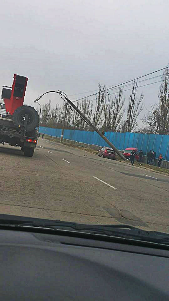 Un automobil a doborât un stâlp de iluminat, în zona Gării de Sud