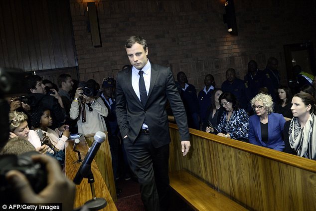 "Atletul-cyborg" Oscar Pistorius, acuzat oficial de crimă cu premeditare. Procesul va începe în 2014