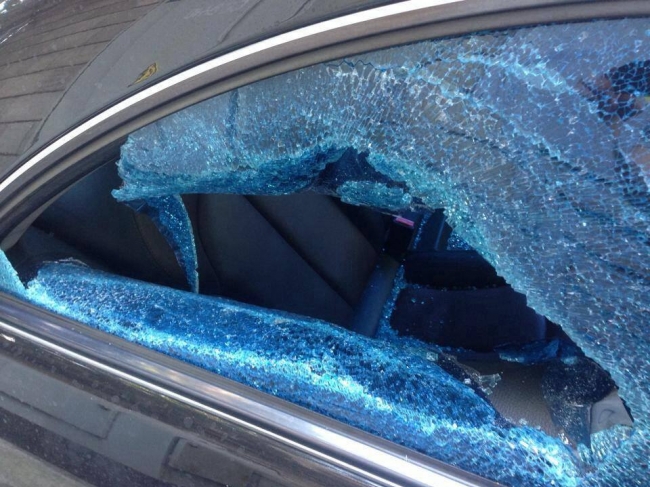 Se fura din masini. Doua Mercedes-uri din capitala, sparte