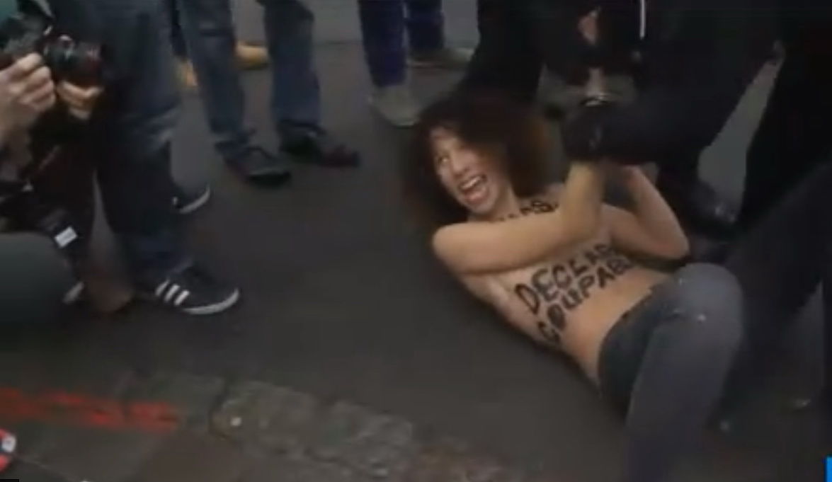 В Лилле активистки Femen атаковали Доминика Стросс-Кана, обвиняемого в сутенерстве