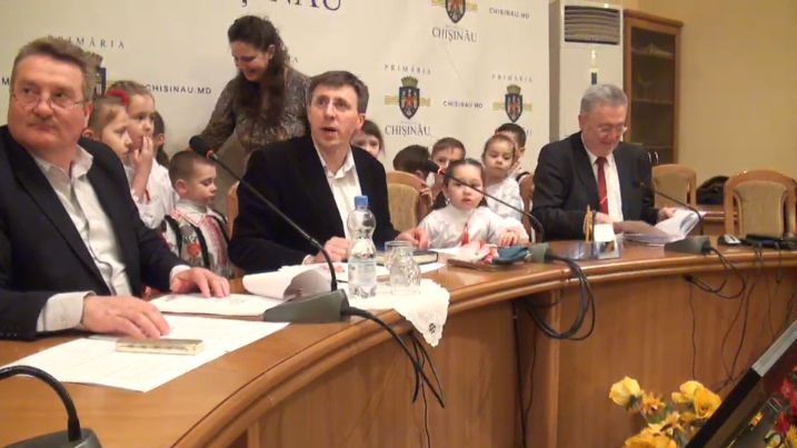 Chirtoacă a cedat fotoliul. Camelia - noul primar al capitalei