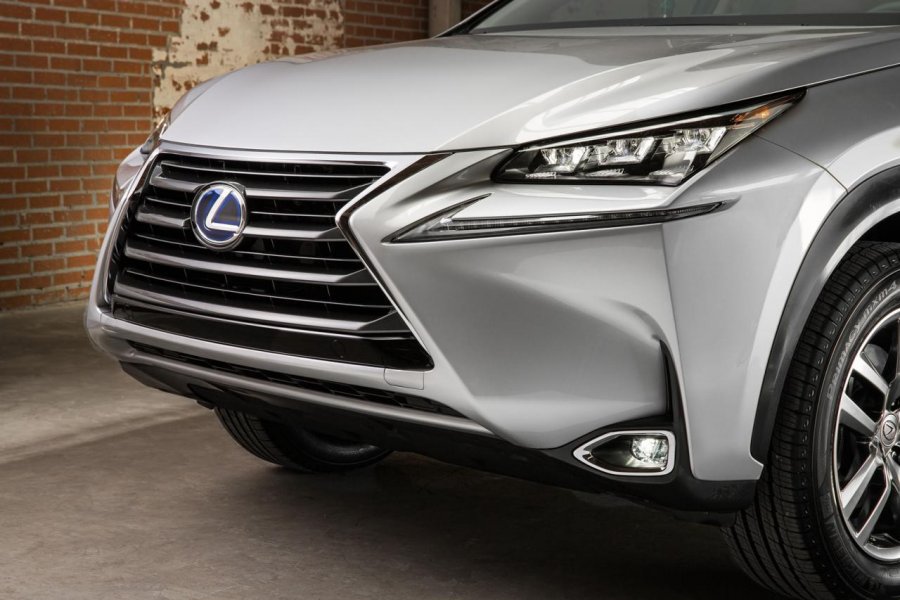 Lexus рассекретил компактный кроссовер