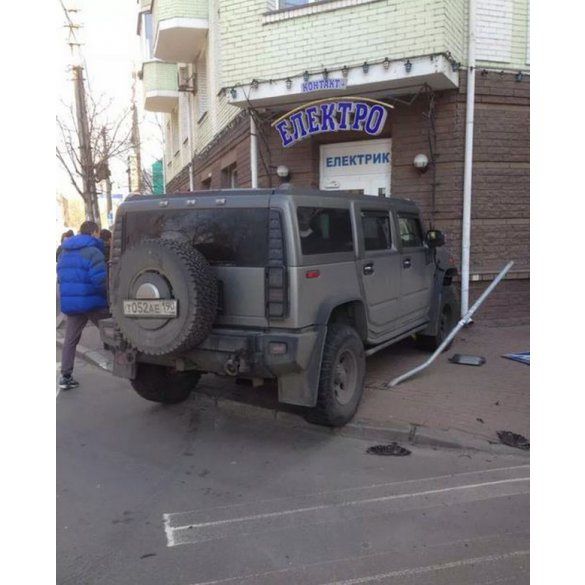 В Киеве Hummer с российскими номерами влетел в магазин