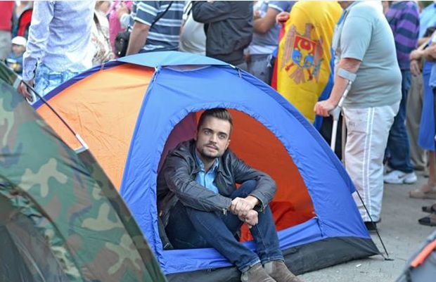 Певец Кэтэлин Жосан установил палатку на центральной площади