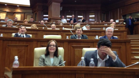 "Война" между парламентариями перекочевала в Facebook