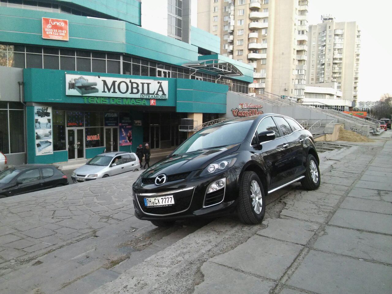 Cum şi-a parcat maşina un șofer în Capitală