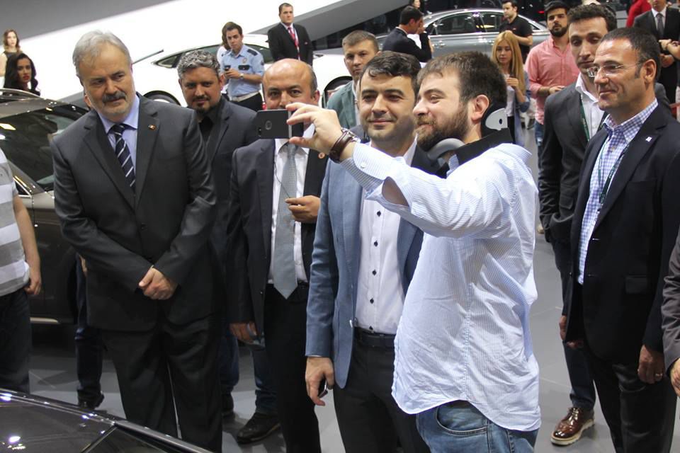 Chiril Gaburici apare la volanul unei mașini de curse