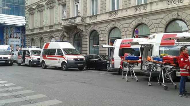Внедорожник врезался в толпу в Австрии, три человека погибли