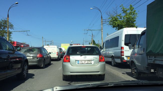 На въезде в Кишинев из-за ДТП образовалась пробка