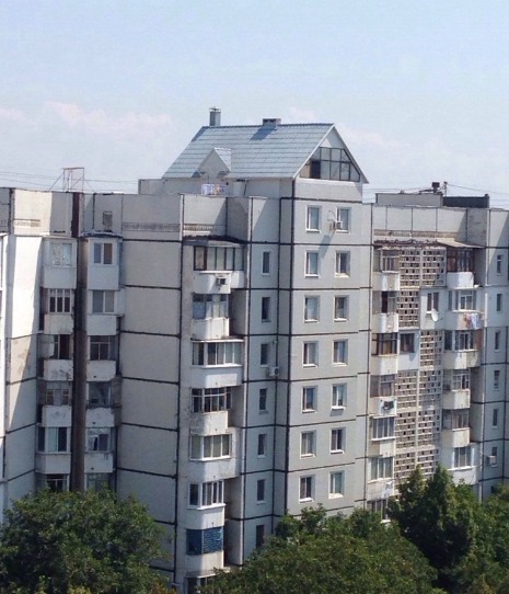 Житель Кишинева построил дом на крыше 9-этажки