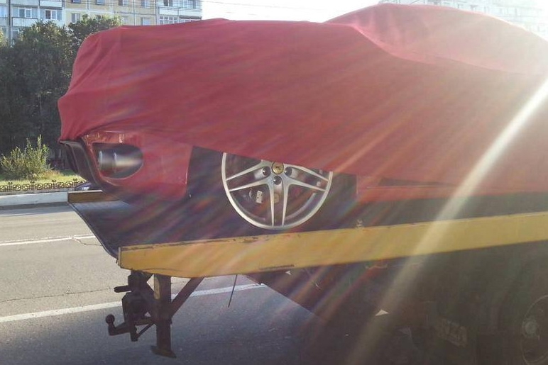 В Кишинев в качестве подарка привезли люксовый суперкар Ferrari