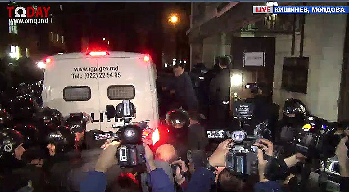 У суда на Рышкановке произошла потасовка протестующих с полицей