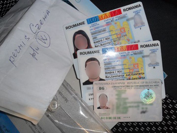 Acte false au fost descoperite la frontieră. Şoferii sunt cercetaţi penal
