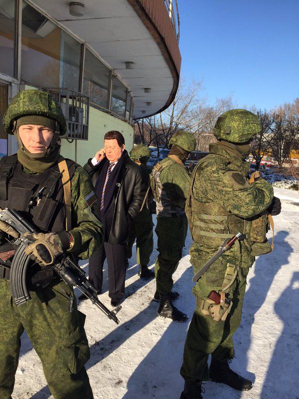 Кобзон под охраной спел в цирке Донецка