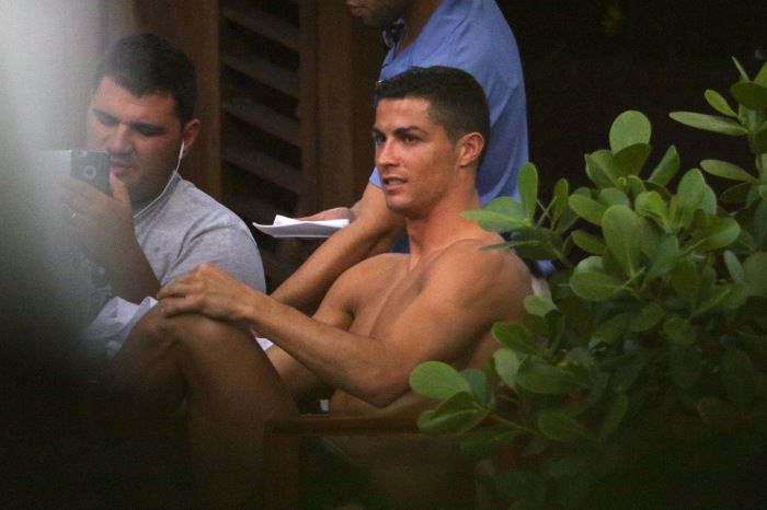 Cristiano Ronaldo, surprins în brațele unui bărbat