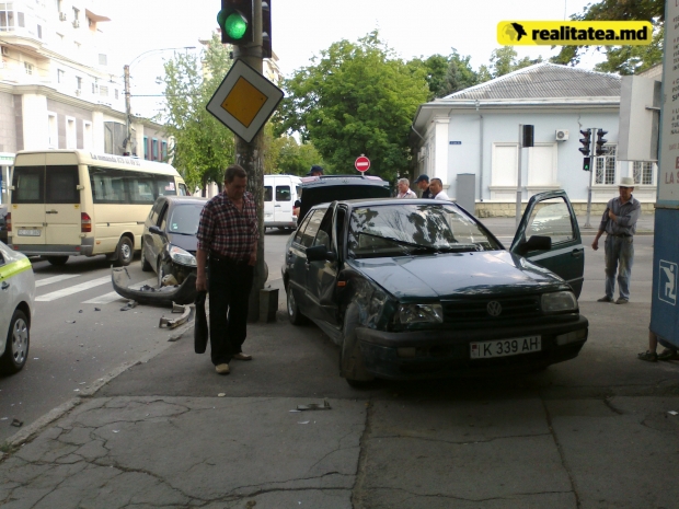 ДТП в Кишиневе: одна из машин залетела на тротуар