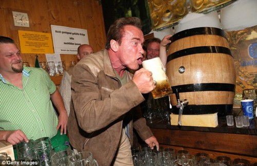 Арнольд Шварценеггер «отрывался» с подружкой и с пивом на Oktoberfest
