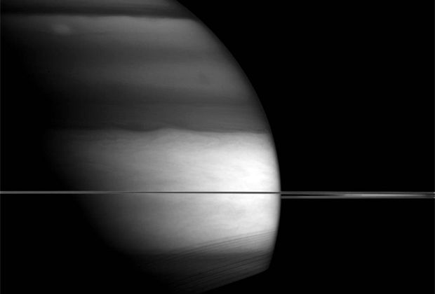 Станция Cassini сделала необычный боковой снимок колец Сатурна