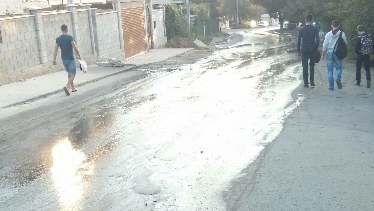 Apa curge gârlă pe o stradă din Capitală