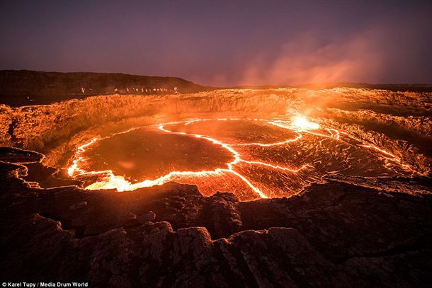 Фотограф-экстремал представил уникальные фото лавового озера