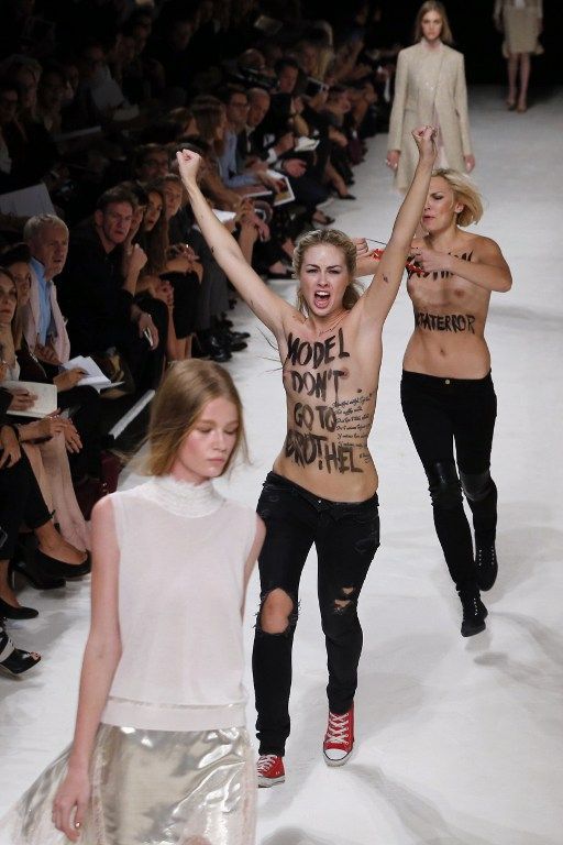 Activistele Femen dezgolite au perturbat Nina Ricci Fashion Show