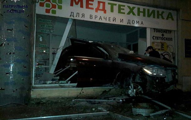 В Одессе пьяный водитель влетел в магазин