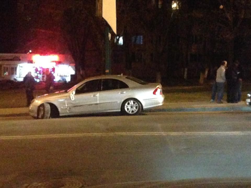 Cel puțin trei mașini au fost avariate ieri noaptea pe o stradă din capitală
