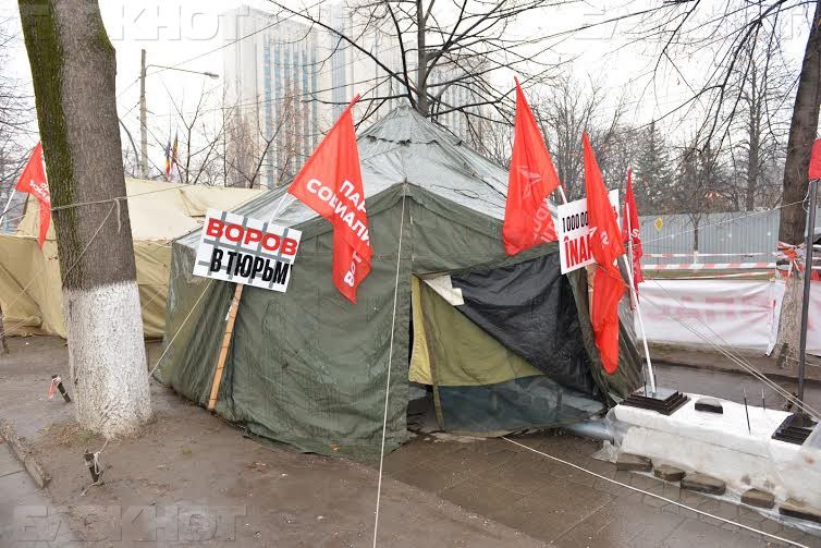 Городку Победы у парламента РМ исполнилось два месяца