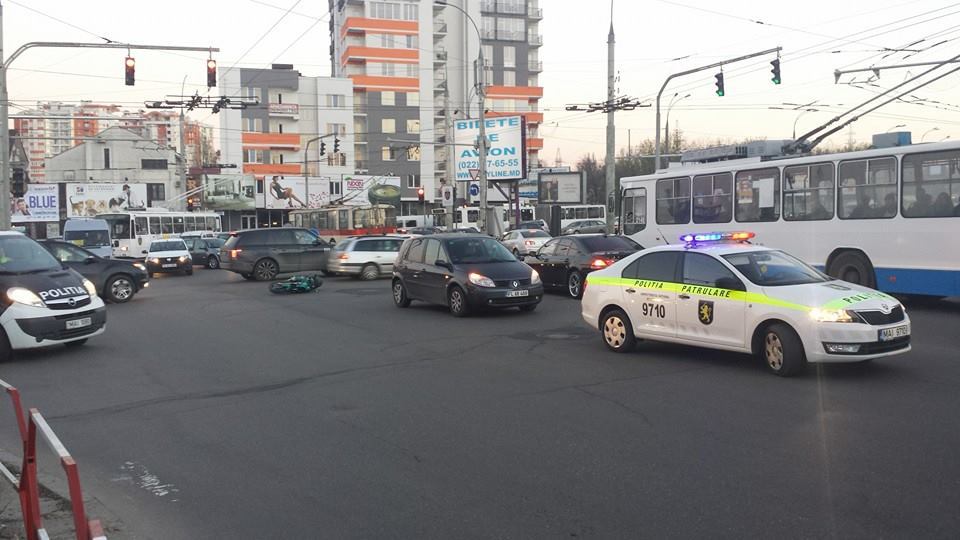 В столице на перекрестке сбили мотоциклиста