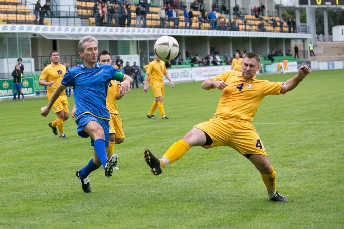 Meci cu politicieni: Guvernanții, bătuți la fotbal de artiști