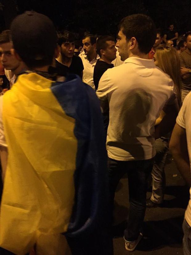 На митинге в Ереване замечены флаги Украины и ЕС